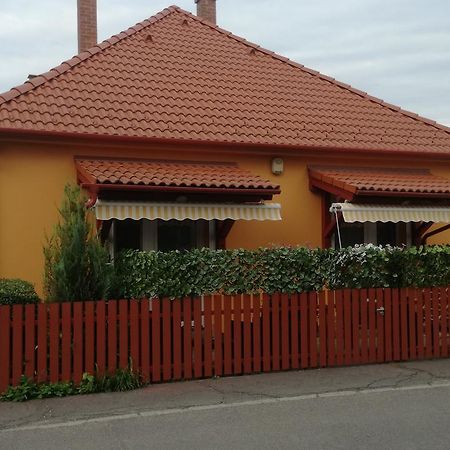 Keri Vendeghaz Apartment Mosonmagyarovar Luaran gambar